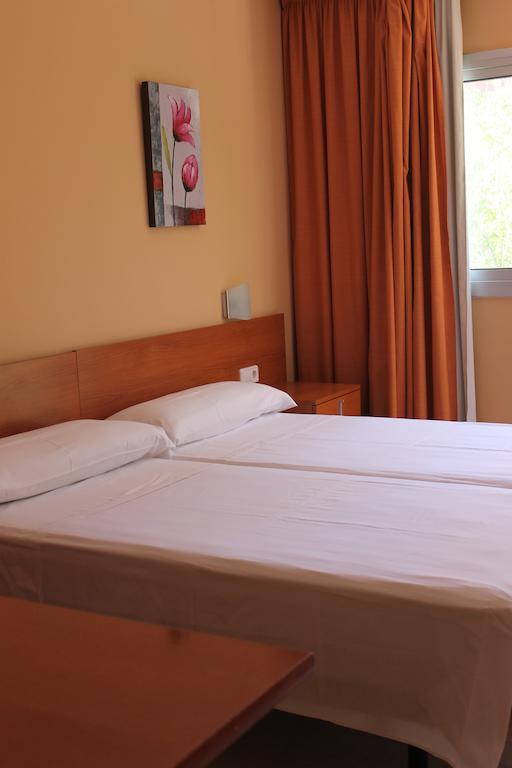 Hostal Cal Siles El Prat de Llobregat Exteriör bild