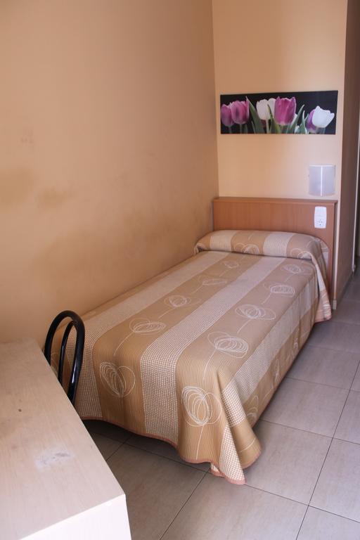 Hostal Cal Siles El Prat de Llobregat Exteriör bild