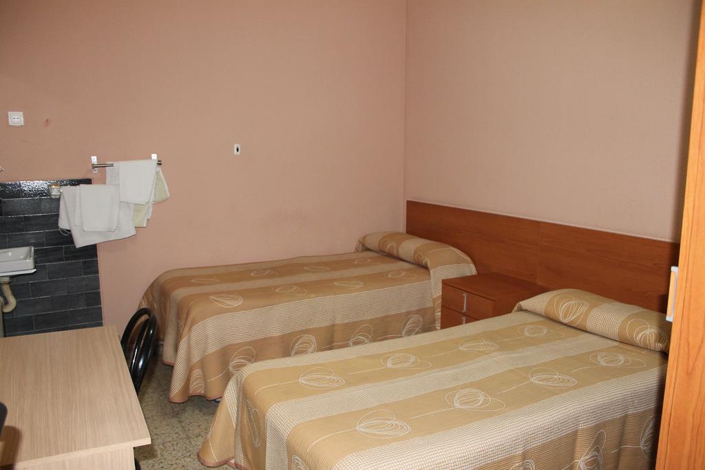 Hostal Cal Siles El Prat de Llobregat Exteriör bild