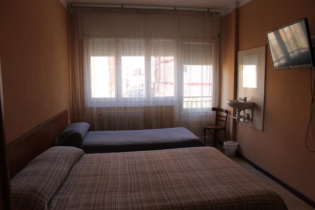 Hostal Cal Siles El Prat de Llobregat Exteriör bild