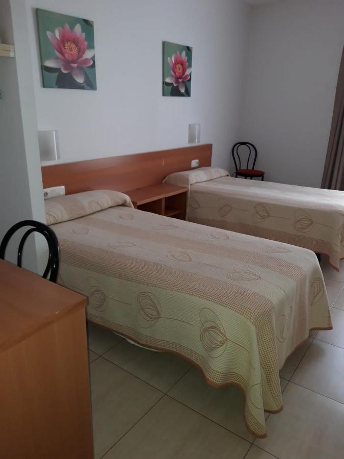 Hostal Cal Siles El Prat de Llobregat Exteriör bild