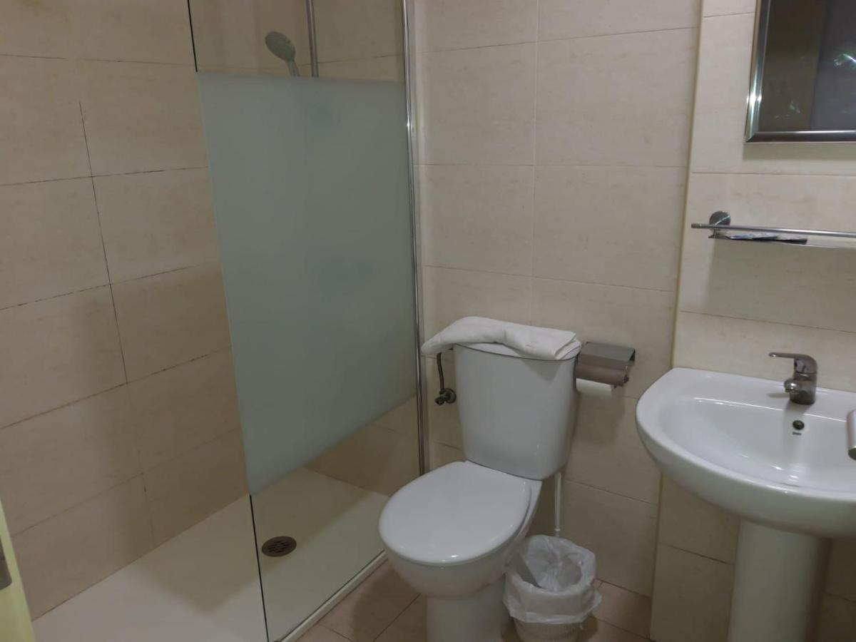 Hostal Cal Siles El Prat de Llobregat Exteriör bild